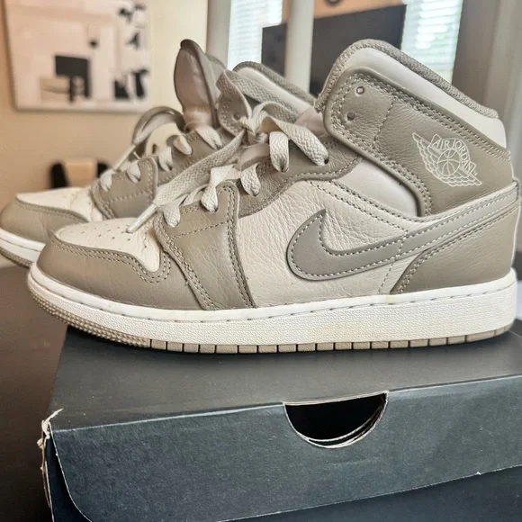 AIR JORDAN 1 MID GRADE SCHOOL 4.5